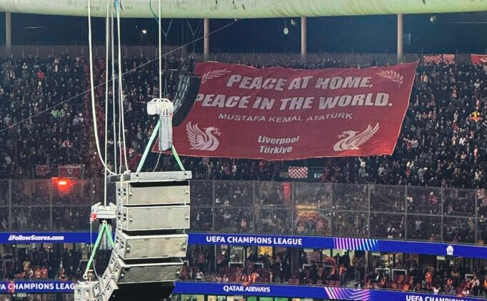 Liverpool taraftarlar�ndan Atat�rk pankart�