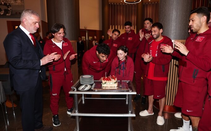 Milli tak�m kamp�nda Ozan Kabak i�in kutlama!