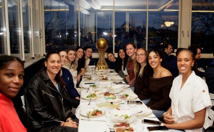 �ampiyon Fenerbah�e Opet, yemekte bir araya geldi