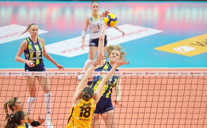 Fenerbah�eli Agnieszka Korneluk voleybolu b�rakt�!