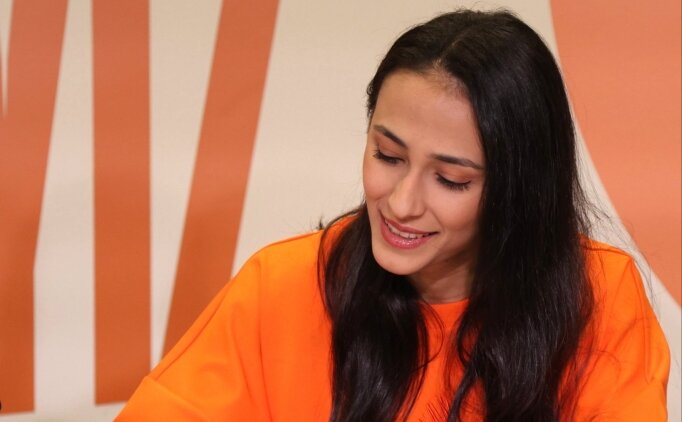 Eczac�ba�� Dynavit, Simge Ak�z ile s�zle�me uzatt�!