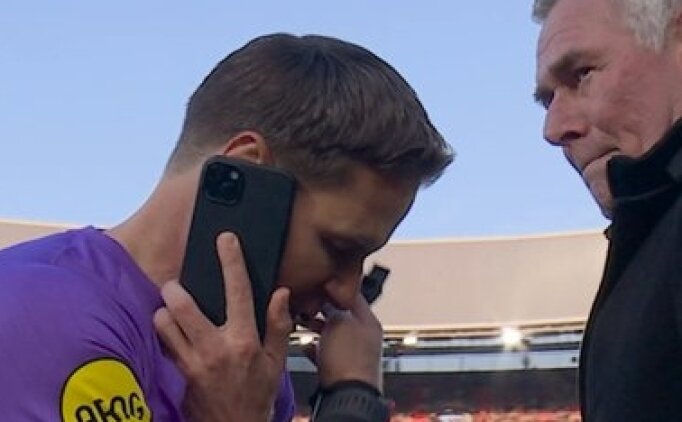 Hakem ma�� durdurup telefonla konu�tu