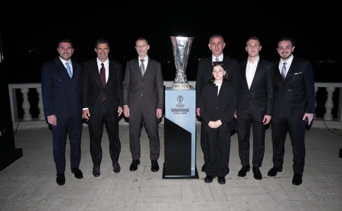 UEFA Avrupa Ligi finali �ncesi ��ra�an Saray�'nda gala yeme�i 