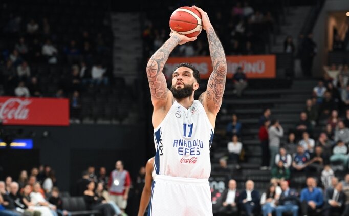Anadolu Efes'te pivot Vincent Poirier, ameliyat edildi