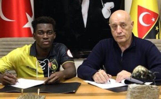 �stanbulspor'dan gen� oyuncuya imza!