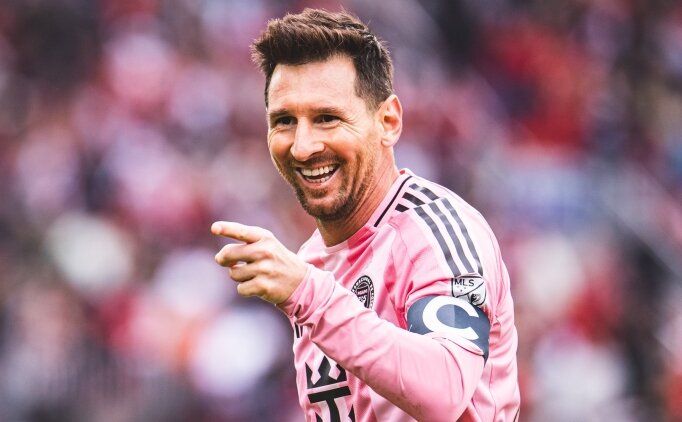 Messi'den a��zlar� a��k b�rakan frikik gol�! Tarihe ge�mesine �� gol kald�