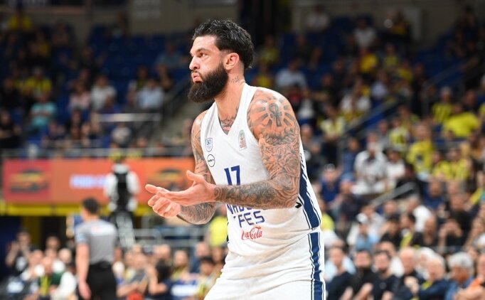 Anadolu Efes'e Vincent Poirier'den k�t� haber