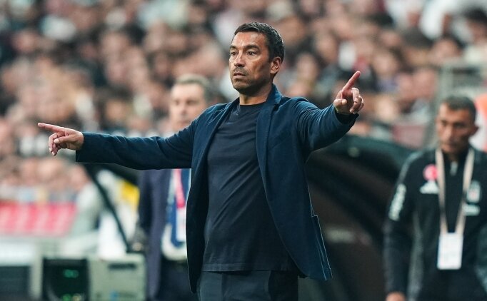 Liverpool'da Van Bronckhorst ile yollar ayr�ld�
