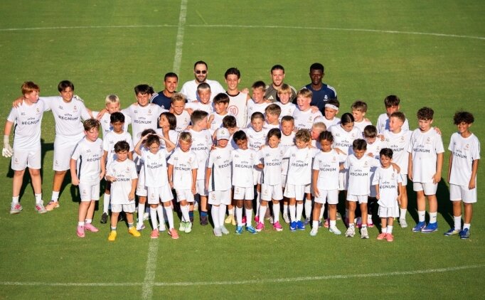 Arda G�ler, minik futbolcularla bir araya geldi