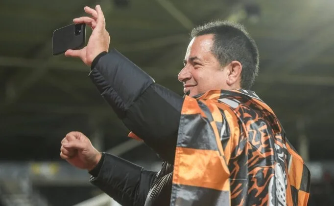 �ngiltere'de g�ndem Acun Il�cal�!