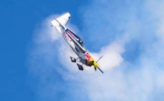 Red Bull sporcusu Costa, tren �zerinde �ov yapt�