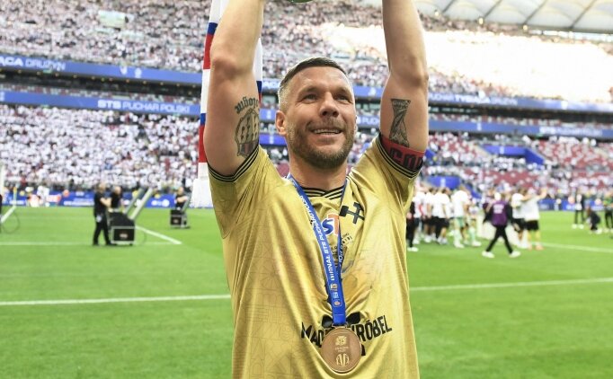 40 ya��ndaki Podolski, 54 y�l sonra ilki ya�att�