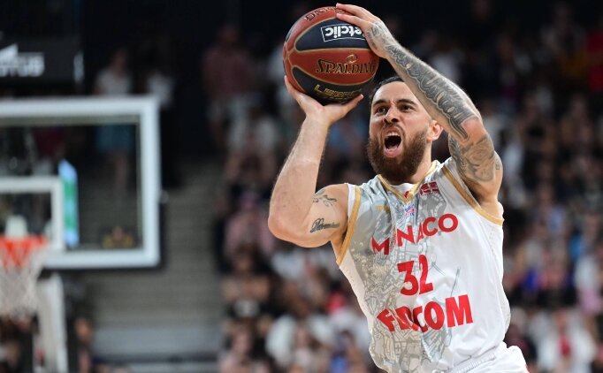 Anadolu Efes, Mike James'i a��klad�