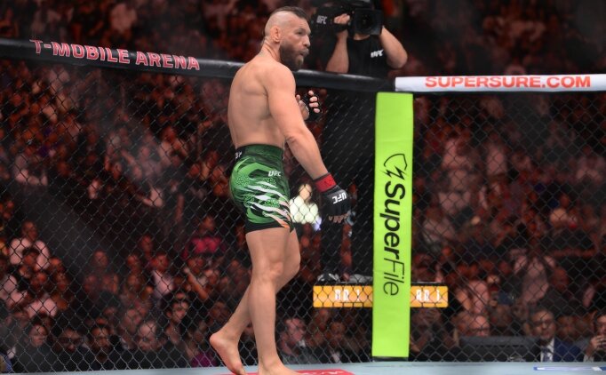 Y�llarca beklenen ma� 1 dakikada bitti! McGregor �oku