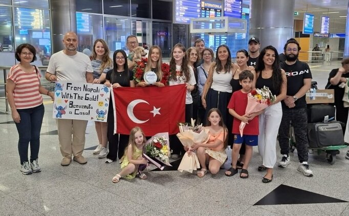 �talya'da tarih yazan y�z�c� Eda'ya �zmir'de co�kulu kar��lama
