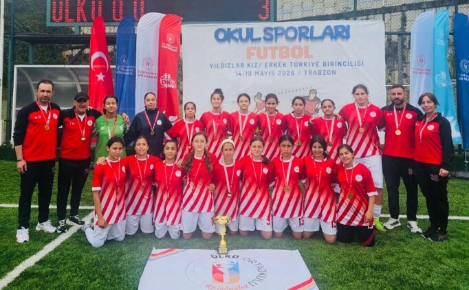 �zmir'e y�ld�zlarda futbolda �ifte �ampiyonluk