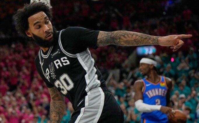 Julian Champagnie, 3 y�ll�k 45 milyon dolarl�k s�zle�meyle Spurs'te kald�