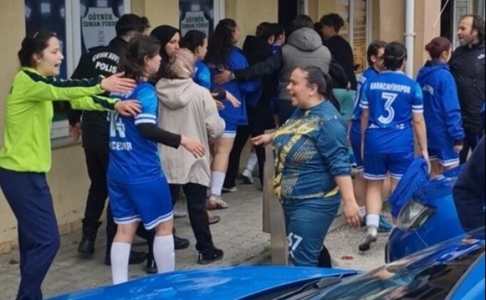 Kad�n futbol tak�m� oyuncular� sahada birbirine girdi