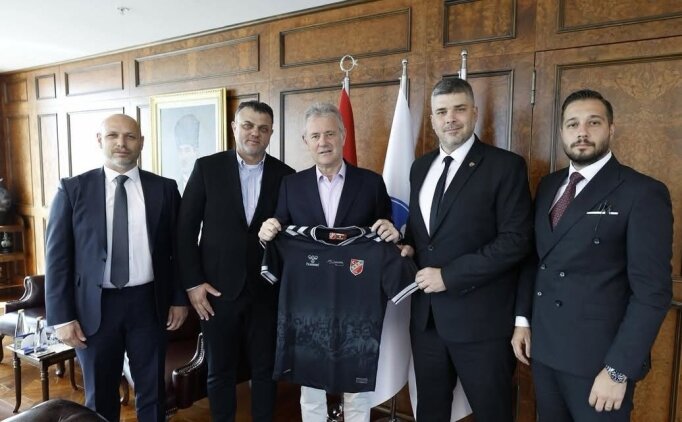 Kar��yaka futbolda yo�un mesaide