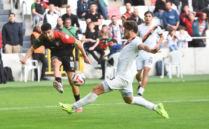 Kar��yaka'da Erhan ve M�cahit'ten m�thi� d�n��