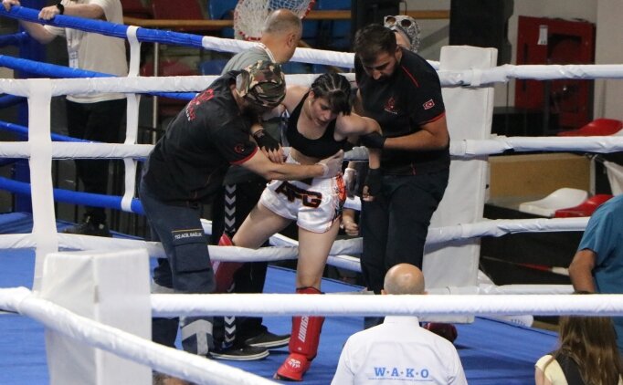 Kick Boks se�melerinde kad�n sporcu ringde fenala�t�