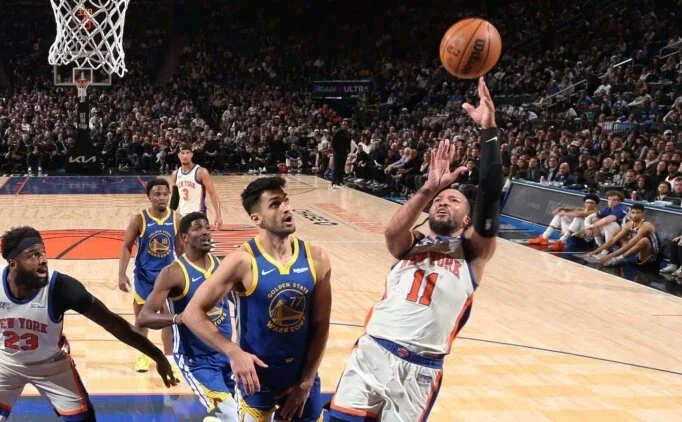 NBA'de Knicks, Warriors'� 21 say� geriden gelerek ma�lup etti