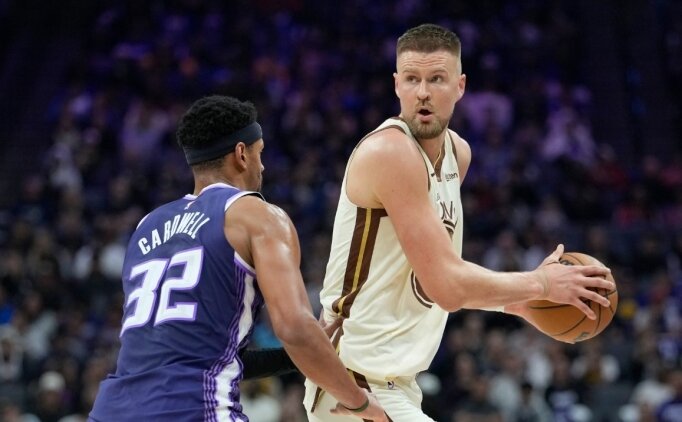Kristaps Porzingis, 2 y�ll�k 40 milyon dolarl�k kontratla Warriors'ta kald�