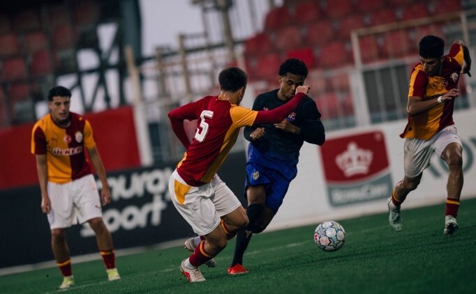 Galatasaray'�n gen�leri Barcelona'ya penalt�yla kaybetti!