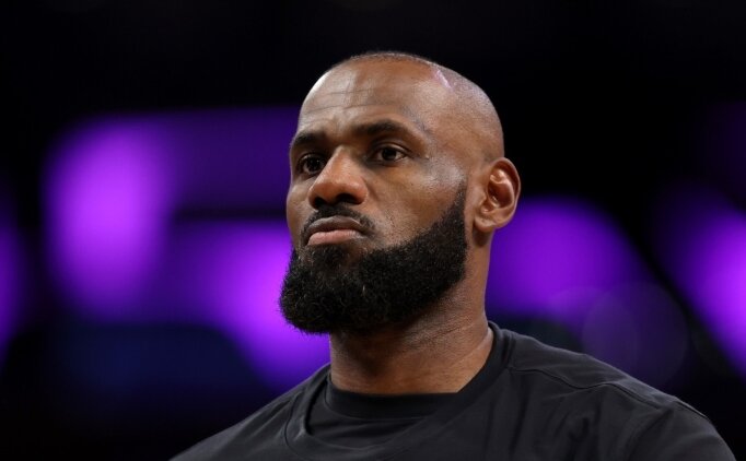 LeBron James karar�n� A�ustos'a kadar erteleyebilir
