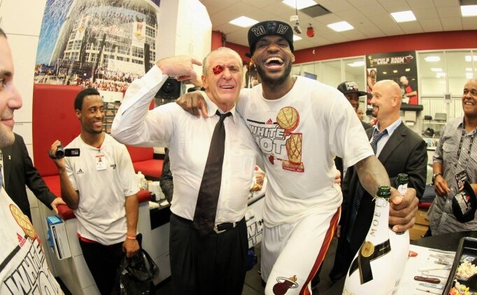 Pat Riley, LeBron'un karar�n� sab�rla bekliyor: 'Her g�n aram�yorum'