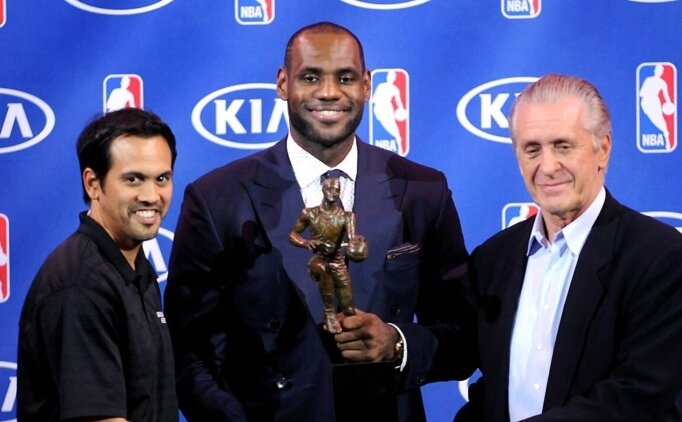Heat, yanl��l�kla bir 'LeBron bas�n toplant�s�' videosu payla�t�