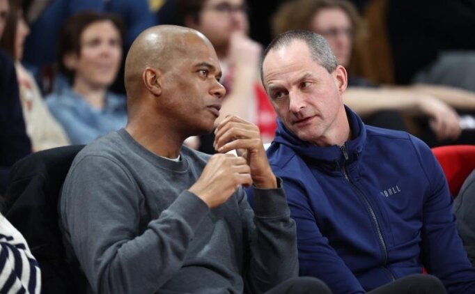 Bulls, Arturas Karnisovas ve Marc Eversley ile yollar�n� ay�rd�