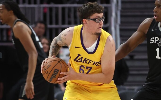 Lakers taraftar�n�n sevgilisi Robbie Avila, kolej basketboluna d�nebilir