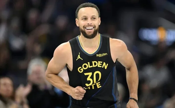 Curry: 'Warriors'ta kal�p bu hik�yeyi do�ru �ekilde bitirmek istiyorum'