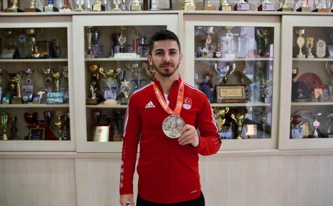 �ampiyon karateci Eray 'T�rk sporuna hizmet' pe�inde