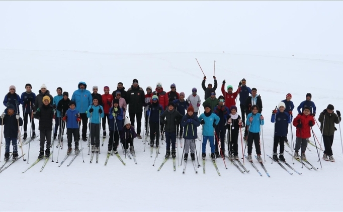 Kayakl� ko�u sporcular� karl� da�larda m�sabakalara haz�rlan�yor