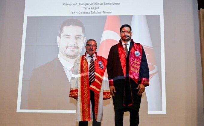 �ampiyon g�re��i Taha Akg�l'e b�y�k onur