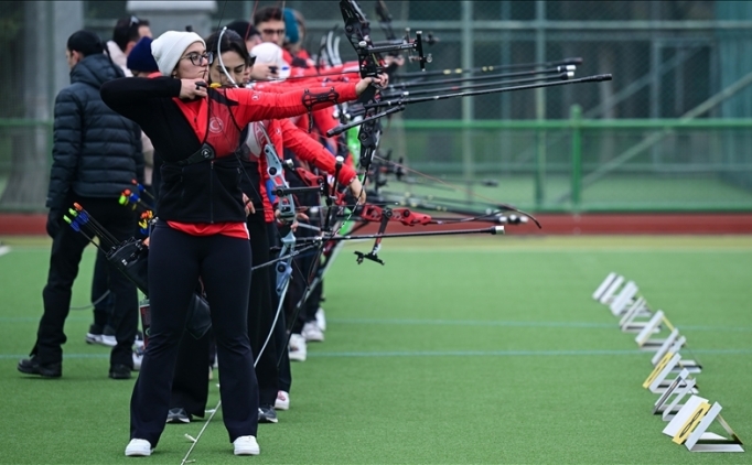 Antalya, turnuva ve kamplara yapt��� ev sahipli�iyle d�nya ok�ulu�unun merkezi oldu