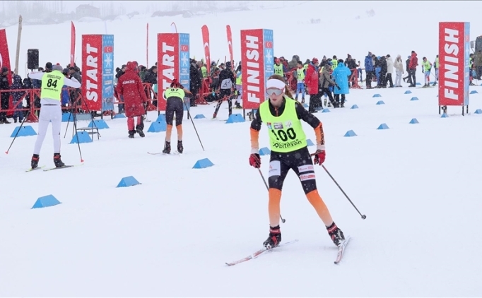 Hakkari'nin karl� da�lar� bir�ok ilden gelen sporcularla renklendi