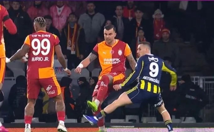 Fenerbah�e'den penalt� beklentisi, Galatasaray'da kart itiraz�!