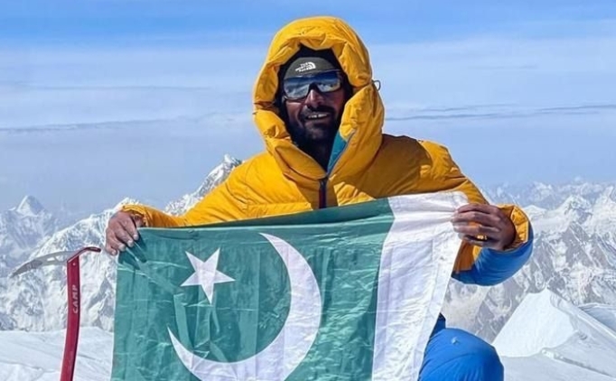 Pakistanl� da�c� buz duvar�ndan d��erek hayat�n� kaybetti