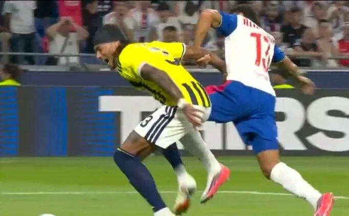 Lyon - Fenerbah�e ma��nda olay yaratan pozisyon: Fenerbah�e'den itirz!