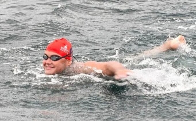 Otizmli ultra maraton y�z�c�s� Tuna Tunca, Catalina Kanal�'n� ge�ti