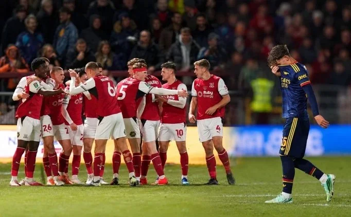 Arsenal'e b�y�k �ok! 4. Lig ekibine elendiler!