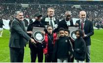 Beikta, Atiba ve Quaresma'ya plaket verdi