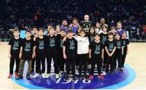 Anadolu Efes  Partizan manda One Team'e katlan ocuklar parkeye kt
