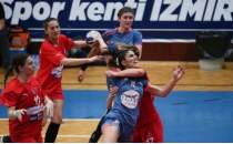 Kadnlar Sper Lig play-off nclk serisinde ilk ma zmir Bykehir'in