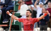 Novak Djokovic zorlanarak eyrek finalde