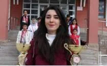 Elif retmen sayesinde atletizme balayan Erzurumlu kzlar baarya kouyor