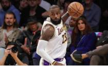 NBA'de LeBron James 'triple-double' ile oynad, Lakers 3'te 3 yapt